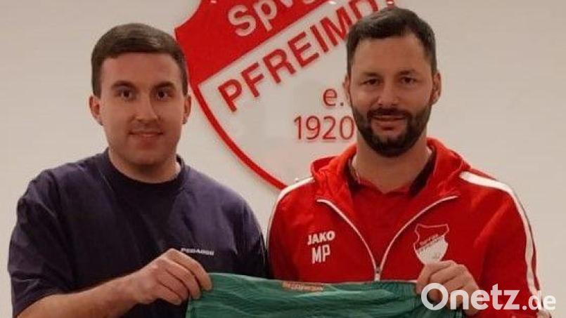 Florian Bertelshofer trägt ab Sommer das Trikot der SpVgg Pfreimd. Rechts Michael Prey von der Sportlichen Leitung. Bild: Baumann