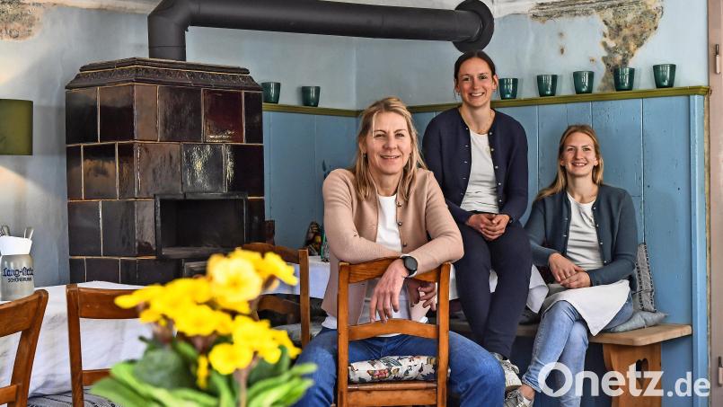 Wirtin Marion Mayerhöfer (links) macht zusammen mit Tochter Hannah und Mitarbeiterin Anna Wölfel (Mitte) klar: Das Bräustüberl bleibt nach dem Aus der Lang-Bräu offen. Bild: Florian Miedl