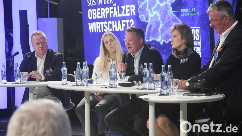 Das Podium macht sich Sorgen um die Oberpfälzer Wirtschaft: Thomas Haberl (von links), Julia Rank, Lars Engel, Christiane Hellbach und Christian Engel. Bild: Gabi Schönberger
