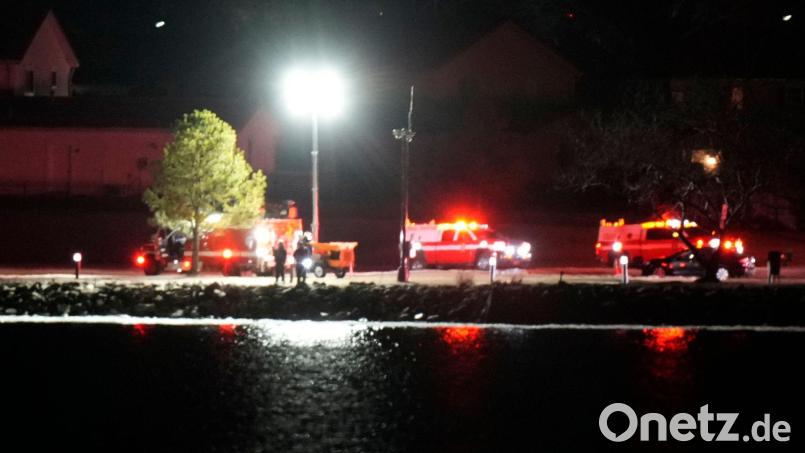 Im kalten Wasser suchen Einsatzkräfte nach Überlebenden. Bild: Alex Brandon/AP/dpa