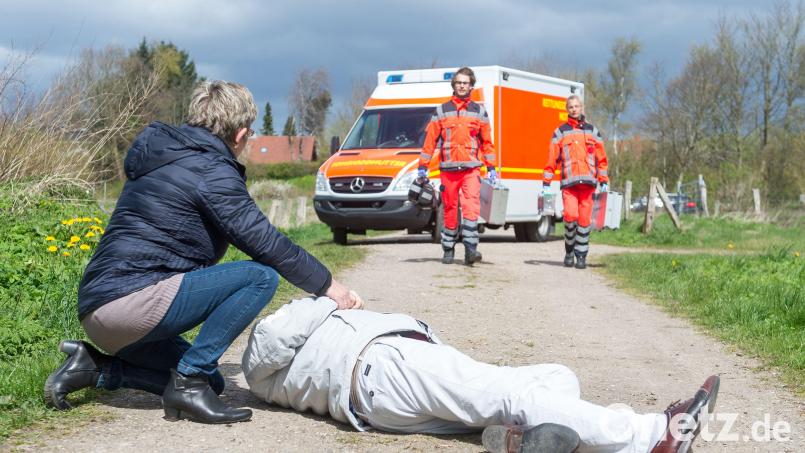 Bis zum Eintreffen der Sanitäter ist die oberste Priorität, den Verletzten zu helfen. Symbolbild: Benjamin Nolte/dpa