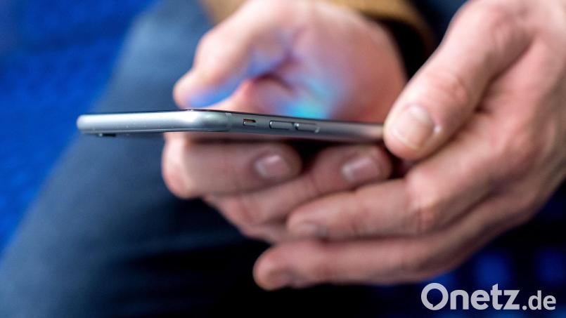 Um ein Smartphone drehte sich offenbar ein Streit in Arzberg. Nun ermittelt die Polizei. Symbolbild: Hauke-Christian Dittrich