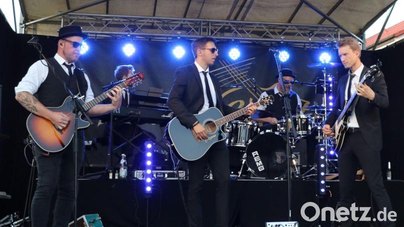Die fünf Musiker der Live-Band „Acoustic Gravity“ überzeugen seit 15 Jahren auf der Bühne. Ihr unkonventionelles Konzept mit ausschließlich akustischen Instrumenten kommt beim Publikum an. Bild: Hermann Utz