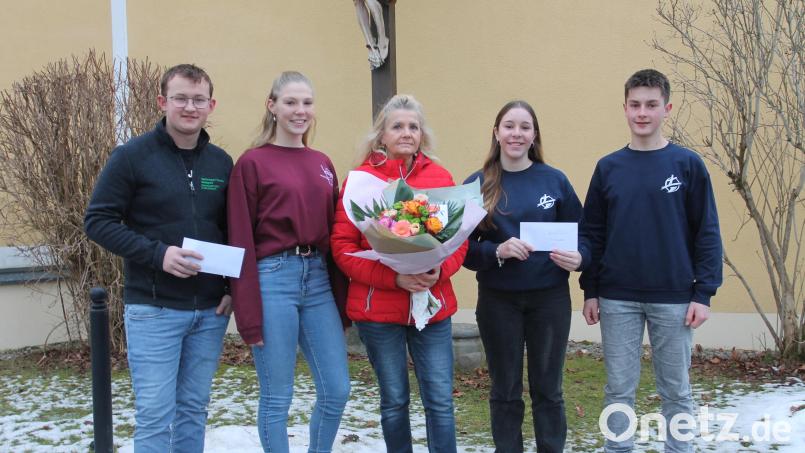 Elias Glaser, Magdalene Woppmann (von links) sowie Bastian Völkl und Chiara Käs (von rechts) sagen Manda Kick mit Blumen &quot;Vergelt&#039;s Gott&quot;. Bild: pi