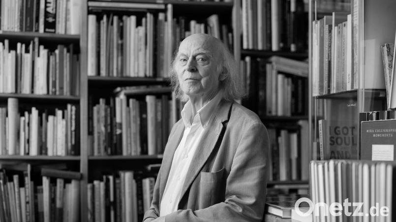 Der durch Tiktok und Instagram bekannte Antiquar und Literaturkenner Klaus Willbrand ist im Alter von 83 Jahren gestorben. Archivbild: Rolf Vennenbernd/dpa