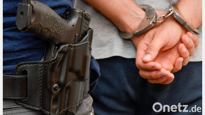 Die Bundespolizei Waidhaus macht bei einer Kontrolle an der A6 einen gesuchten Dieb dingfest. Der muss nun nach Weiden in die JVA und eine Ersatzfreiheitsstrafe verbüßen. Bild: Petra Hartl