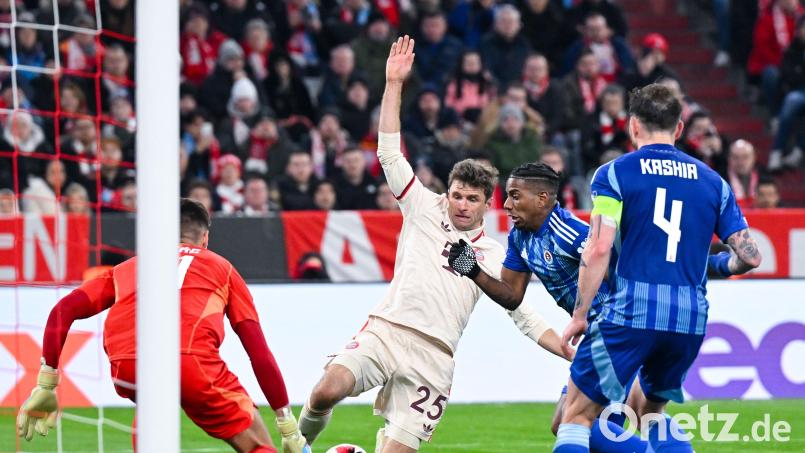 Thomas Müller (Mitte) und die Bayern taten sich gegen Bratislava lange schwer. Bild: Sven Hoppe/dpa