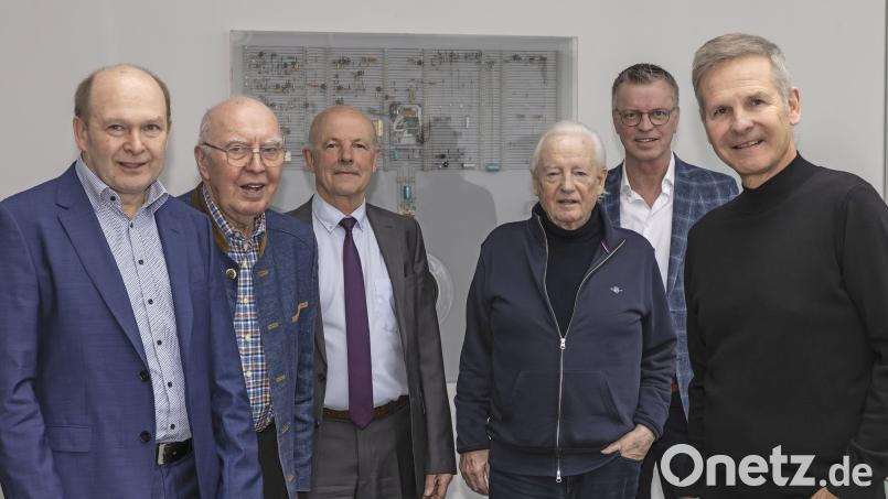 Bei der Jahreshauptversammlung der Conrad-Sportförderung wird der Vorstand des Vereins neu gewählt (von links): Hermann Schlosser, Rudolf Stepper, Bürgermeister Hermann Falk, Günter Simmerl, Klaus Conrad und Werner Conrad. Bild: Michael C. Geiss