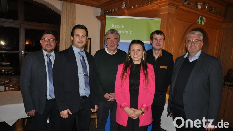 Die Schiedsrichter Tobias Buchfink (Fünfter von links), Gernot Stark (Dritter von links) und Sophie Gleißner vertreten die Oberpfalz auf Bayernebene. Es gratulierten die Organisatoren vom Bezirksschiedsrichterausschuss, (von links) Markus Weigert und Philipp Götz sowie BFV-Bezirksvorsitzender Thomas Graml. Bild: Andreas Allacher/BFV