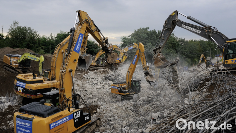 Gleich neun Abbruchbagger der Firma Plannerer sind hier auf einer Baustelle gleichzeitig im Einsatz. Bild: Plannerer GmbH/exb