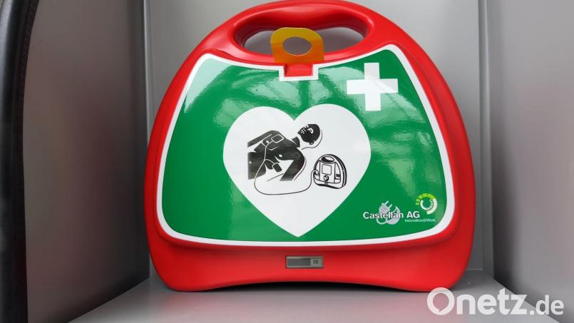 Ein öffentlich zugänglicher Defibrillator, kurz &quot;Defi&quot;, oder auch AED (automatischer externen Defibrillator). In dem roten Plastikkoffer steckt das Gerät - im Notfall nimmt man den Koffer mit zum Einsatzort. Bild: Heike Unger