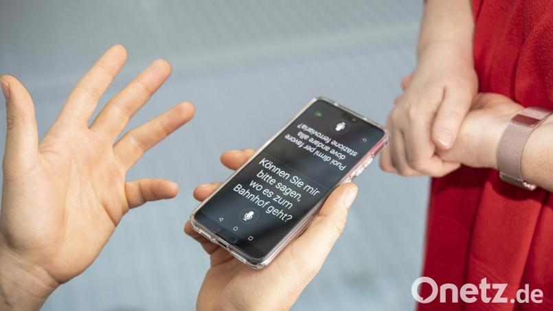 Digitaler Dolmetscher: Mit Übersetzungsapps wie dem Microsoft Translator lassen sich auf Reisen zumindest einfache Dialoge in fremder Sprache führen. Bild: Zacharie Scheurer/dpa