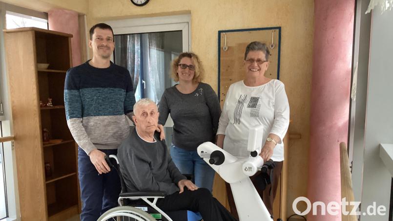 Alfred Jana (vorne) kann sich nach seinem Hirninfarkt auf die Unterstützung seiner Familie verlassen. Sohn Markus Jana, Tochter Simone Matheja und Ehefrau Anita Jana kümmern sich um den 71-Jährigen, der im Marienheim der Caritas in Amberg betreut wird. Bild: mzi