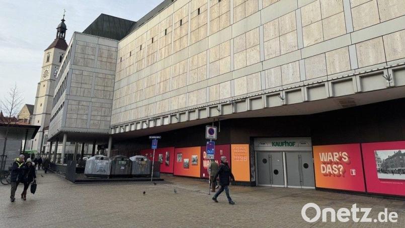 Thema der Stadtratssitzung in Regensburg waren der ehemalige Kaufhof am Neupfarrplatz, die angeblichen Pläne um ein islamisches Zentrum und die Einflussmöglichkeiten der Stadt. Bild: Michael Bothner