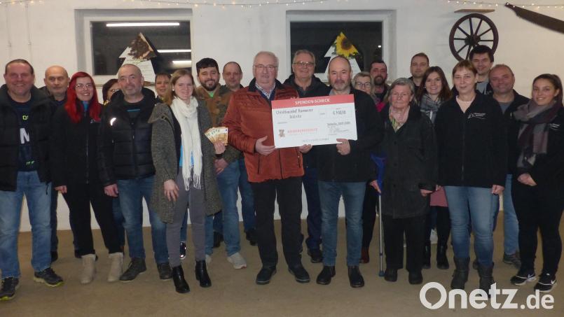 Im Beisein der Familie Kammerer nimmt Herbert Putzer den Scheck über 6700 Euro von Bernhard Kammerer sowie die weiteren 300 Euro von Familie Wurdack entgegen. Bild: Sieglinde Schärtl/exb