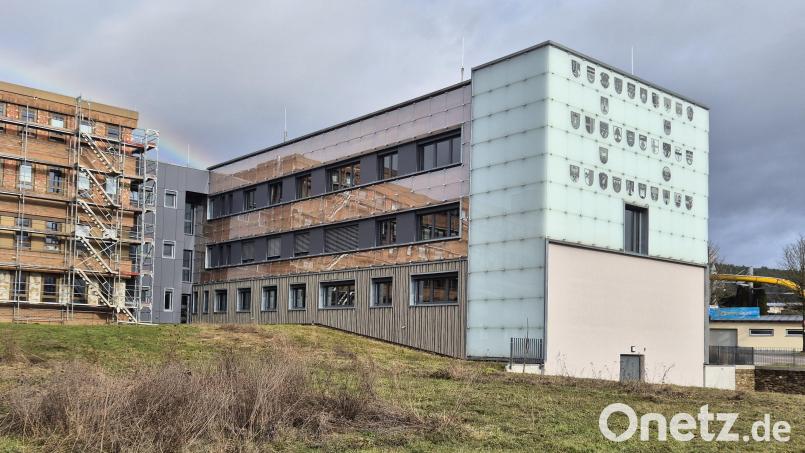 Anschließend an den Neubau (rechts) soll der neue Sitzungssaal am Landratsamt samt Foyer und Funktionsräumen entstehen. Bild: Hösamer