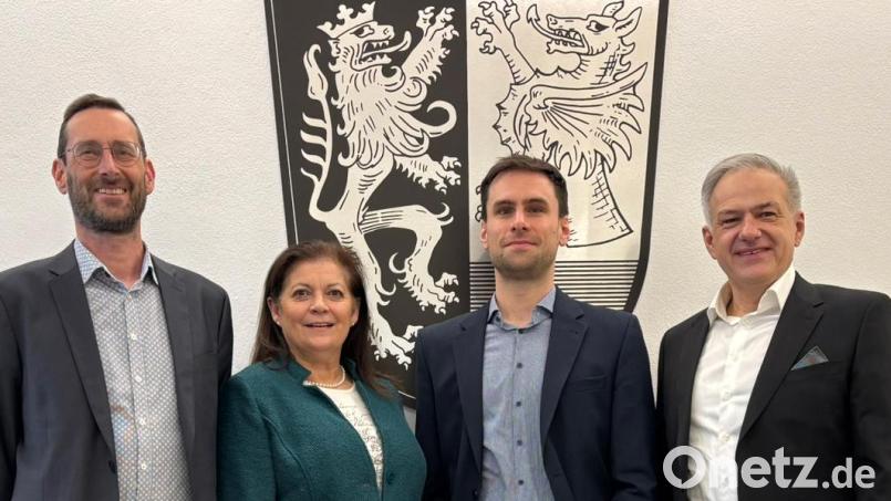 Das Landratsamt hat einen neuen Juristen. Das Bild zeigt Landrat Roland Grillmeier (rechts) mit Regierungsdirektor Markus Zapf, Regierungsdirektorin Regina Kestel und Regierungsrat Sebastian Kern (von links). Bild: Dominik Göhl, Landratsamt Tirschenreuth/exb.