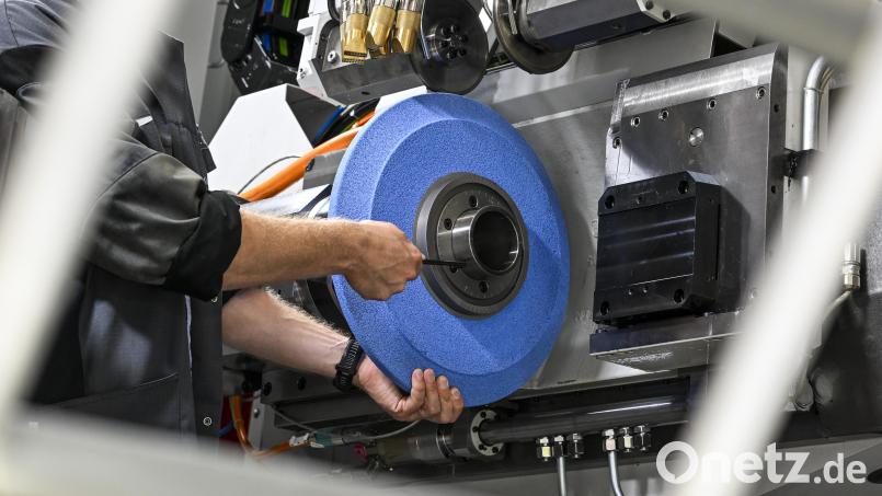 In einer konjunkturellen Flaute können Arbeitgeber ihre Beschäftigten in Kurzarbeit schicken und so Arbeitsplätze erhalten. Symbolbild: Jens Kalaene/dpa