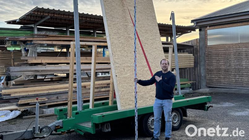 Schwertransport? Ja, was Zimmerermeister Adrian Blödt hier zeigt, gilt ganz offiziell als Schwertransport, die Wand ist einige Zentimeter über der &quot;erlaubten&quot; Maximalhöhe. Für Blödt bedeutet dies jede Menge Extrabürokratie, bis das Bauteil auf der Baustelle ist. Bild: Blödt