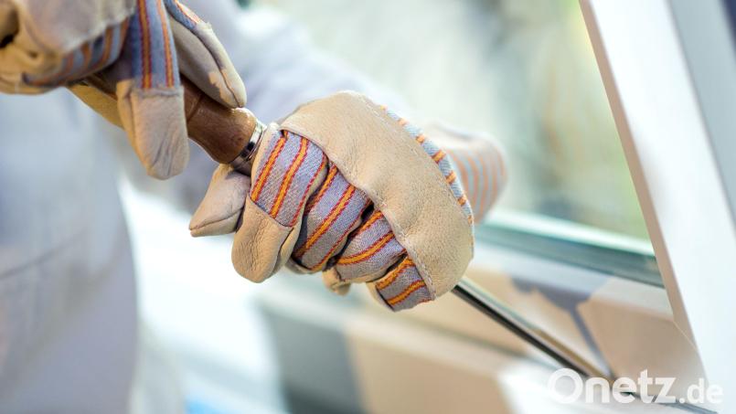 Einbrecher hatten versucht in eine Bäckerei in Schlammersdorf einzudringen. Nun ist die Polizei auf der Suche nach den Tätern. Symbolbild: Hauke-Christian Dittrich/dpa