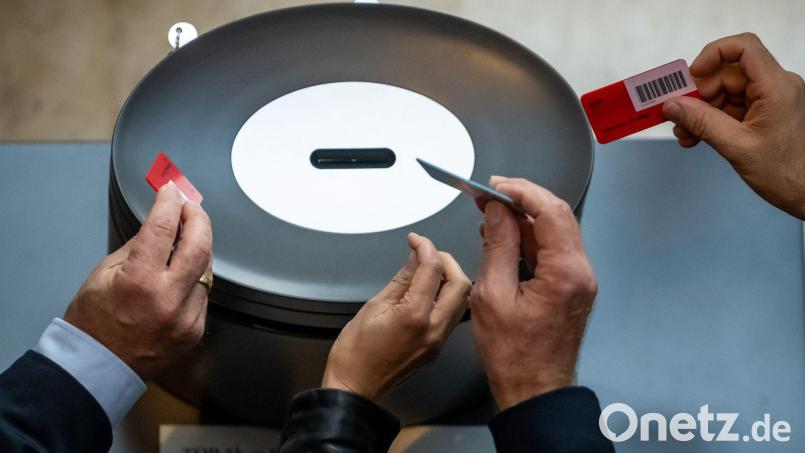 Abgeordnete werfen im Bundestag ihre Stimmkarte ein. Symbolbild: Michael Kappeler/dpa