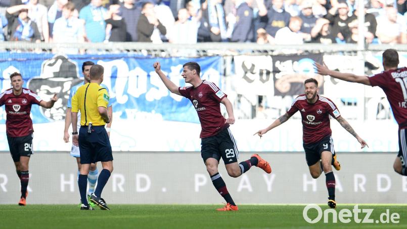 Patrick Erras (Mitte) jubelt mit den damaligen Club-Stürmern Niclas Füllkrug (links) und Guido Burgstaller (Zweiter von rechts) sowie Hanno Behrens über sein erstes Tor im Profibereich. Der damals 21-Jährige machte das 1:0 im Spiel bei 1860 München. Archivbild: Andreas Gebert/dpa
