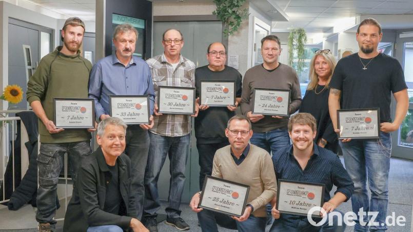 Über treue Mitarbeiter freut sich die Firma Fenster und Türen Rosner. Bernd Zettlmeier (Dritter von links) hält dem Unternehmen bereits seit 30 Jahren die Treue. Klaus Daubitzer (Reihe vorne, Mitte) ist seit 25 Jahren im Unternehmen. Bild: Martin Zimmer/exb