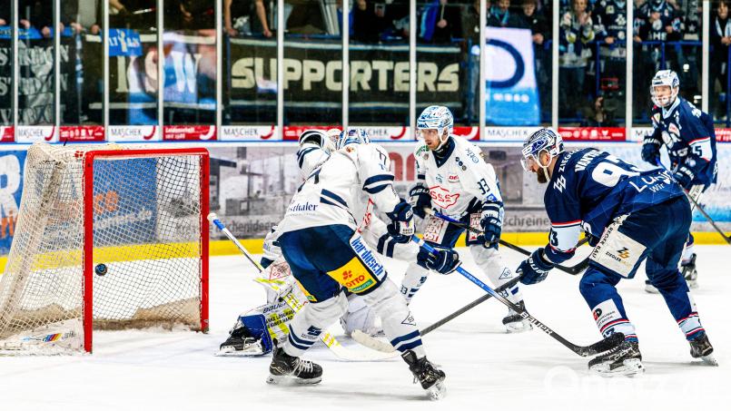 Lukas Vantuch (rechts) trifft in dieser Szene zum 1:0 für die Blue Devils Weiden in Überzahl gegen die Dresdner Eislöwen. Bild: Elke Englmaier