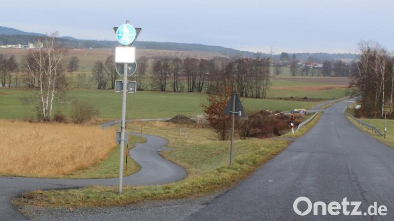 Ein Teil der künftigen Ortsumfahrung verläuft auf der bestehenden, aber sanierungsbedürftigen Gemeindeverbindungsstraße von Lochau nach Pullenreuth (im Hintergrund). Nach der Grüngutsammelstelle (im Bild zwischen Straße und links dem Steinwaldradweg) führt sie dann in einem Linksbogen weiter zur Staatsstraße 2177. Bild: soj