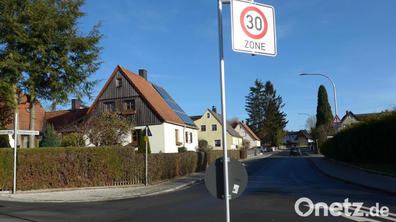 Die Kleinklenauer Straße in Tirschenreuth ist keine Zone 30 mehr. Der Stadtrat einigte sich am Donnerstag mehrheitlich auf eine Kompromisslösung Archivbild: tss