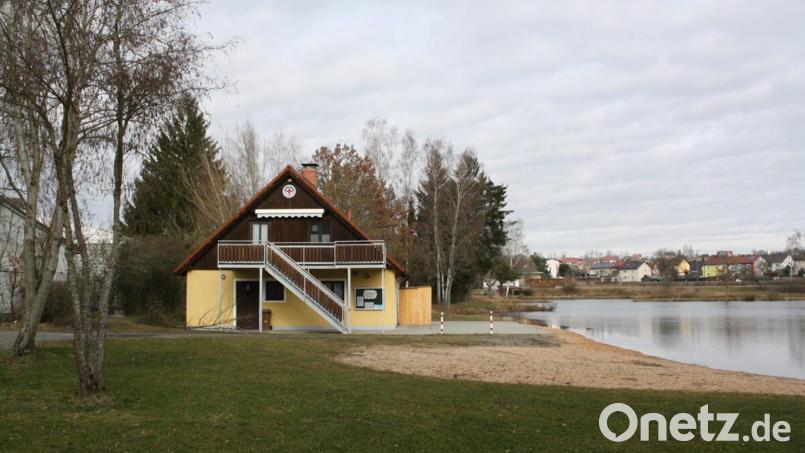 Eine grundlegende Sanierung braucht das Wasserwachthaus am Kiesibeach-Weiher: Dabei legt die Stadt Wert auf eine zeitgemäß nachhaltig-ökologische Heizungsanlage. Bild: bjp