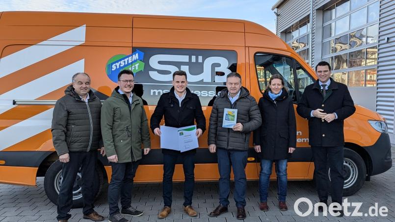Die Führungsriege der Firma Mietservice Süß freut sich über die Auszeichnung mit der Umweltpakt-Urkunde. Bild: Sandra Kick/exb