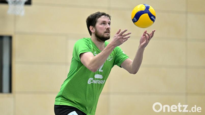 Lukas Neidl und die Volleyballer des VC/DJK Amberg haben ein ganz schweres Heimspiel zu bestreiten. Archivbild: Hubert Ziegler