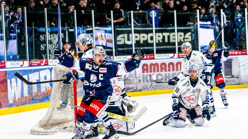 Tomas Rubes, Kapitän der Blue Devils Weiden, bejubelt seinen Siegtreffer in der Verlängerung gegen die Dresdner Eislöwen. Bild: Elke Englmaier