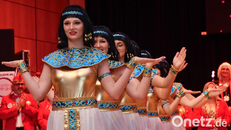 Der Galaball der Stadt Amberg und der Narrhalla Rot-Gelb führte das Publikum thematisch auf alle Kontinente, also auch nach Afrika. In diesem Fall nach Ägypten. Bild: Petra Hartl