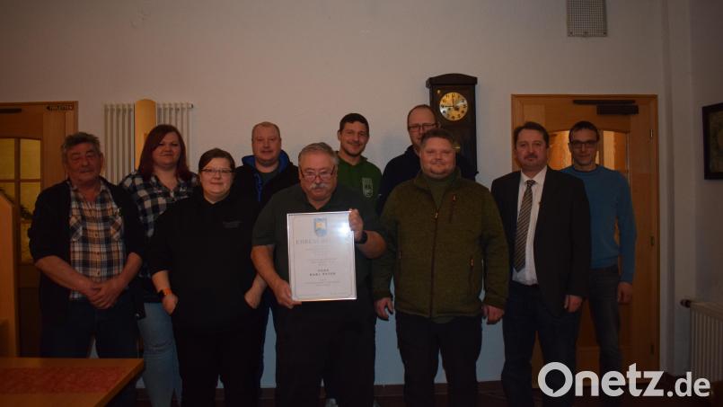 Der neugewählte Vorstand des Fischereivereins Trausnitz mit (von links) Sigi Beer, Elena Reindl, Stefanie Spreda, Normen Spreda, Ehrenvorsitzendem Peter Babl, Fabian Dirnberger, dem neuen Vorsitzenden Sascha Reindl, Toni Hocke, Wahlleiter Bürgermeister Reinhard Schwarz und Thomas Prüll. Bild: bnr