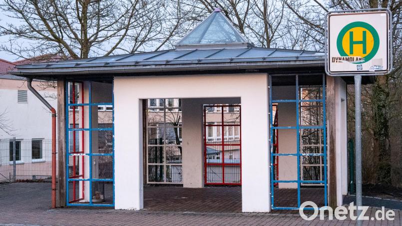 Immer wieder war das Bushäuschen an der Grund- und Mittelschule Erbendorf beschmiert und beschädigt worden. Seit geraumer Zeit kann nun aber der Wind durch die teils offenen Wände pfeifen. Bild: lum