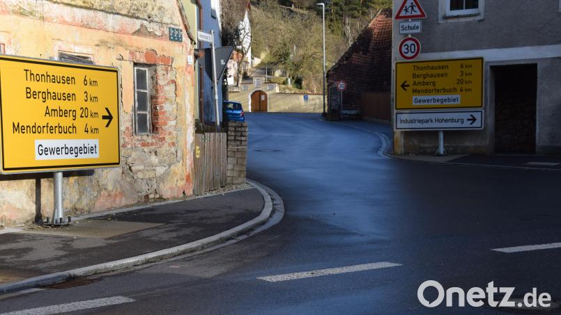 Ein Kraftakt. Die großen Projekte der vergangenen Jahre war die Sanierung der Gemeindeverbindungsstraßen, so wie hier die Menndorferbucher Straße. Etwa 27 Kilometer wurden erneuert oder mit neuen Tragdeckschichten versehen. Bild: bö