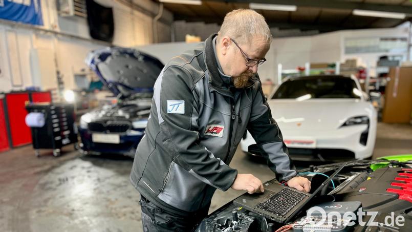 Jochen Trepesch (51) hat den Schraubenschlüssel gegen den Laptop getauscht. Der gelernte KfZ-Mechaniker verpasst Fahrzeugmotoren in seiner Werkstatt in Weiden per Chiptuning mehr Leistung. Bild: Gabi Schönberger