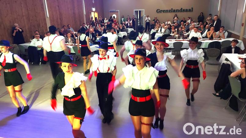 Die Gäste des Kolpingballs erleben den Showtanz von Grün-Weiß als einen der Höhepunkte der Ballnacht. Bild: lg