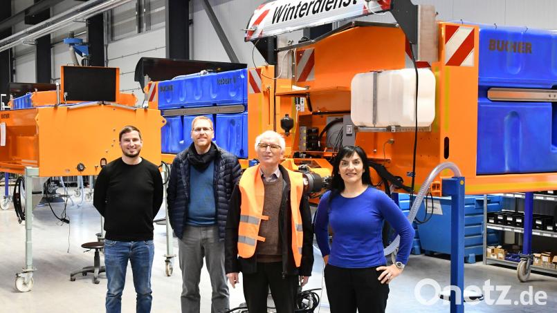 Die Vertreter der Firma Bucher Municipal, Geschäftsführerin Victoria Rasoulkhani (rechts), Finanzleiter Andreas Albrecht und Betriebsleiter Michael Wehner (von links), mit Tafel-Chef Bernhard Saurenbach, der sich über die 1000-Euro-Spende für die Amberger Einrichtung freute. Bild: Thomas Kölbl/exb