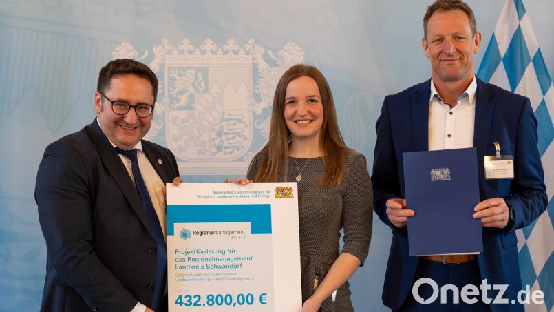 Wirtschaftsstaatssekretär Tobias Gotthard (links) überreicht Regionalmanagerin Veronika Kiener und Sachgebietsleiter Christian Meyer den Förderbescheid. Bild: Wirtschaftsministerium/E.Neureuther/exb