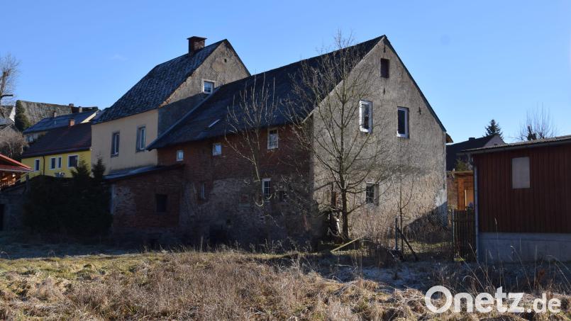 Das Anwesen Bahnhofstraße 15 soll komplett entkernt werden, bevor es an den Investor übergeben wird. Bild: fla
