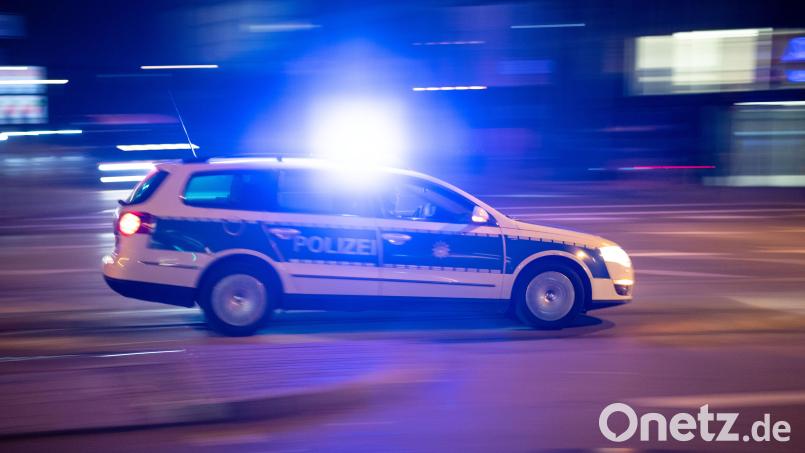 Ein verbaler Streit rief die Polizei Weiden auf den Plan. Am Ende gab es bei dem Vorfall in der Christian-Seltmann-Straße zwei leichtverletzte Polizisten und eine ganze Reihe Anzeigen. Symbolbild: Lino Mirgeler /dpa