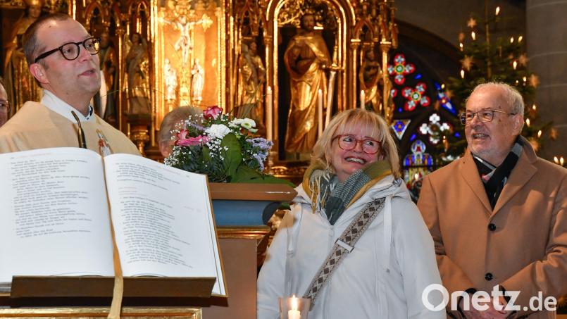 Pfarrer Thomas Helm dankte Josef Beer, dem ehemaligen Kirchenpfleger von St. Martin, für sein herausragendes Engagement. Dafür überreichte er ihm nach dem Sonntagsgottesdienst in der Basilika die Bischof-Johann-Michael-von-Sailer-Medaille. Mit auf dem Bild: Beers Ehefrau Brigitte. Bild: Petra Hartl
