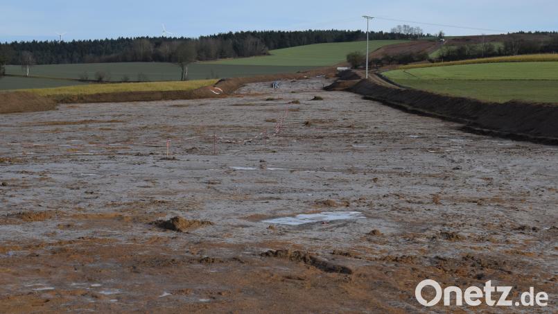 Bereits jetzt sind die gewaltigen Erdbewegungen nordwestlich von Weihern erkennbar, die für die Verlegung der Stromtrasse notwendig sind. Noch sind die vier Leitungsgräben nicht ausgehoben. Bild: bnr