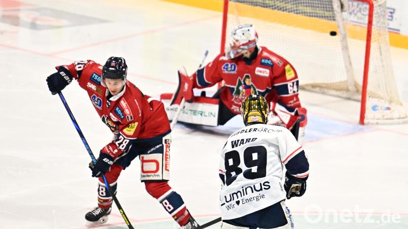 Tyler Ward (rechts) trifft in dieser Szene zum 2:2-Ausgleich für die Blue Devils Weiden bei der Partie in Freiburg. Bild: Achim Keller
