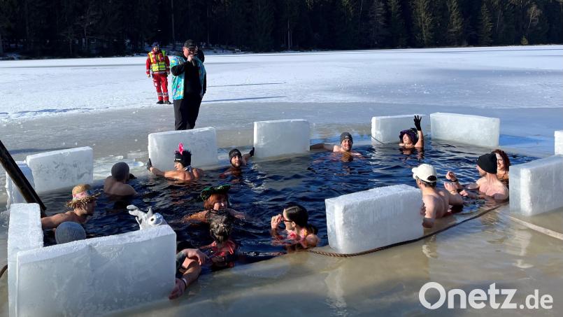 Ein paar Minuten halten es die Eisbader im kalten Wasser schon aus. Bild: Sophia Goldner/fph