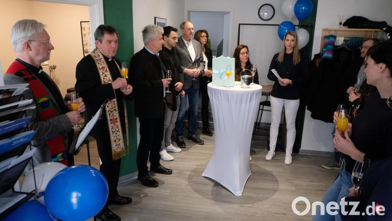 Einen illustren Kreis, darunter die beiden Ortsgeistlichen Wilfried Römischer, Max Früchtl und Bürgermeister Robert Lindner (Bild stehend von links ) begrüßte Praxisinhaberin Annemarie Walbrunn (Bildmitte stehend). Bild: Fred Lehner