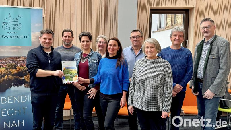 Bei der Vorstellung des neuen VHS-Programms im Schwarzenfelder Rathaus (von links): Peter Neumeier, Michael Singer, Tanja Ficht, Carolin Schmuck, Martina Grim, Michael Hösl, Erna Koller, Armin Karg und Hans Prechtl. Bild: Tobias Reitmeier/exb
